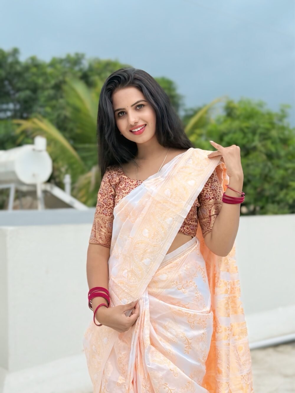 Regal With RUTU White Color Sreee With Blouse || Saree For Women || Trending Saree For Women || Bollywood Stylish Fancy Party Wear Wedding Festive Bridal Sari || Banarasi saree || Kanjiavaram saree || Silk saree || Pure silk saree - Image 3